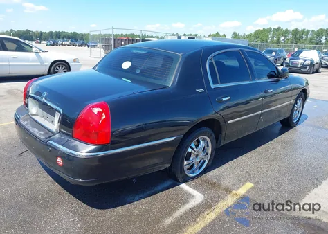 2005 Lincoln Town Car Signature Limited z USA, uszkodzony, nr VIN 1LNHM82W05Y670675